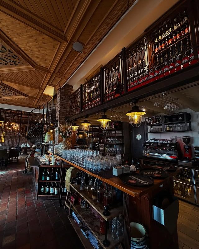 Die Bar des A'MURA mit Gläserregal und Weinauswahl